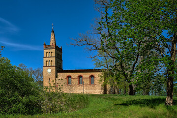 Auf einem Hügel oberhalb von Petzow thront die denkmalgeschützte neuromanische Dorfkirche nach Plänen von Friedrich Karl Schinkel