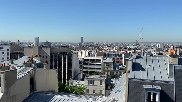 Paysage urbain &agrave; Paris, vue d'un toit d'immeuble