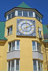Fototapeta na wymiar ZELENOGRADSK, RUSSIA. Facade clock on a historic building. Kaliningrad region