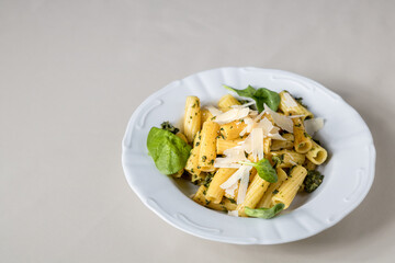 Macarrones con espinacas y parmesano