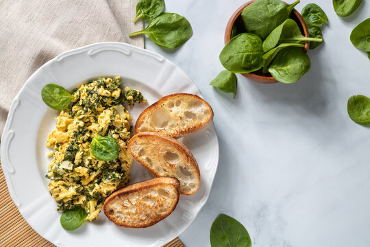 Huevos revueltos con espinacas y pan tostado