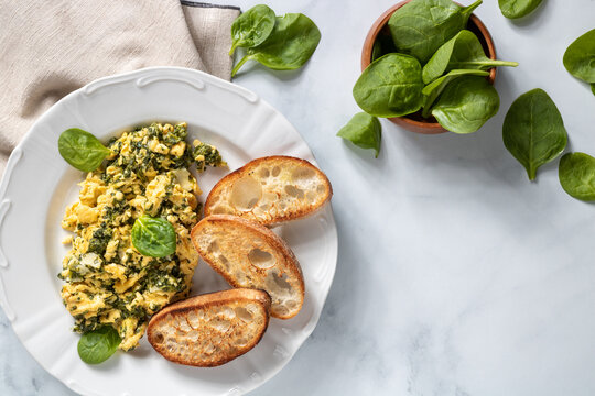Huevos revueltos con espinacas y pan tostado