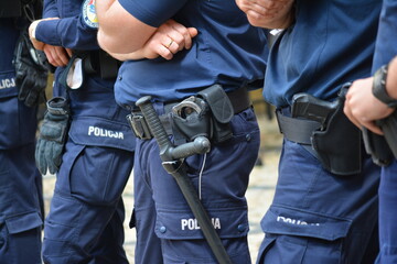 Policjanci policji polskiej z wyposażeniem do służby na zabezpieczeniu.  - obrazy, fototapety, plakaty