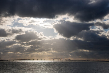 pont de l'île de Ré près de la Rochelle
sous un ciel d'orage