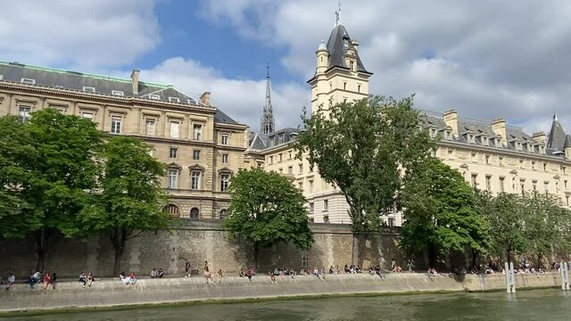 Quai de Seine sur l'&icirc;le de la Cit&eacute; &agrave; Paris