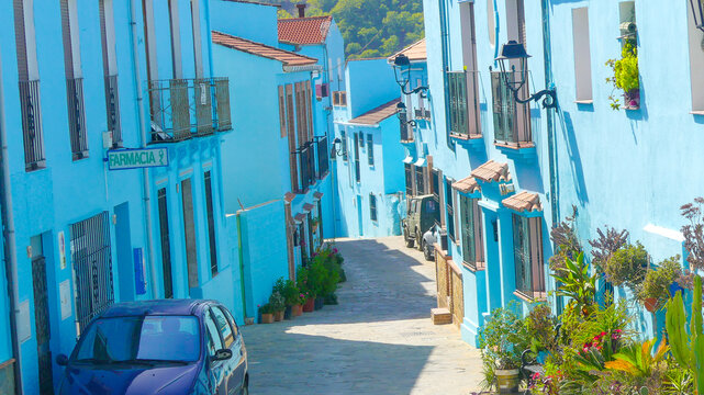 J&uacute;zcar el Pueblo de los Pitufos, todo em pueblo esta pintado de azul y caracterizado como el pueblo de los pitufos