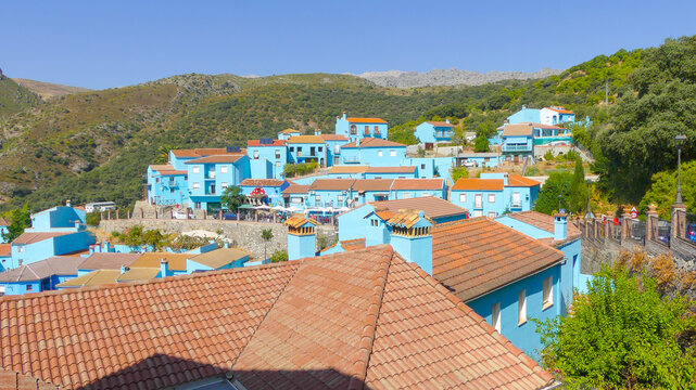 J&uacute;zcar el Pueblo de los Pitufos, todo em pueblo esta pintado de azul y caracterizado como el pueblo de los pitufos