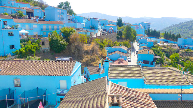 J&uacute;zcar el Pueblo de los Pitufos, todo em pueblo esta pintado de azul y caracterizado como el pueblo de los pitufos
