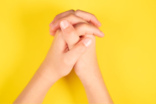 manos con fondo amarillo solido