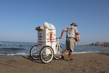 Venditore ambulante sulla spiaggia di Artemide