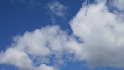 Nubes en el cielo azul