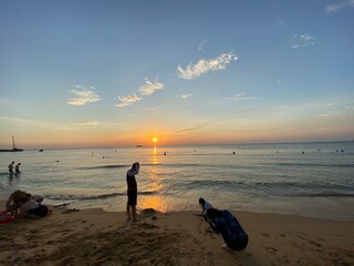 베트남 바닷가 석양 태양