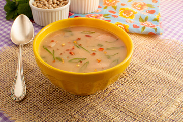 Caldinho de feijão, sopa quente para tomar no frio