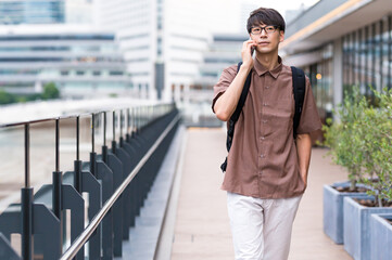 Fototapeta premium 歩きながら電話する男性