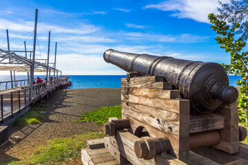 Fototapeta na wymiar Canon et embarcadère touristique , Saint-Paul, île de la Réunion 