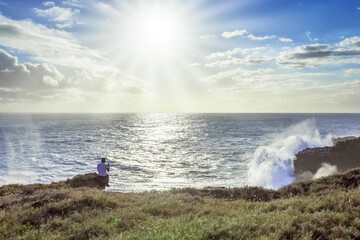 Coucher de soleil sur mer houleuse 