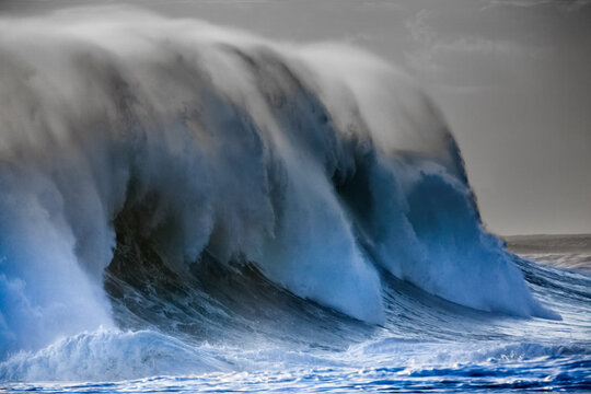 Vague d&eacute;ferlante  monstrueuse de forte houle