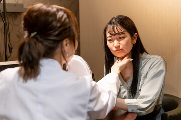 Obraz premium カウンセリングを受ける女性（フェイスライン） 