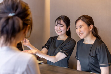 サロン・クリニックの受付でカウンセリング（パソコン）
