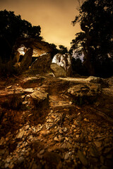Dolmen de noche en medio de la monta&ntilde;a