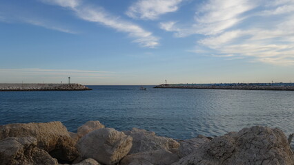 Fototapeta na wymiar Barca che entra al porto di Pesaro