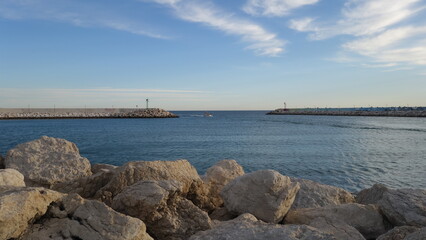 Fototapeta na wymiar Barca che entra al porto di Pesaro