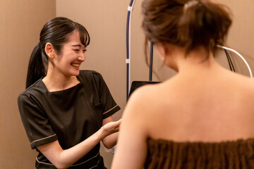 エステサロンでカウンセリングを受ける女性（相談）
