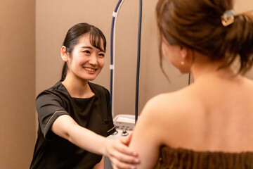 エステサロンでカウンセリングを受ける女性（二の腕）
