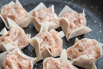 フライパンで焼くシュウマイ