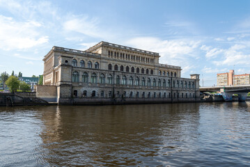 Obraz premium KALININGRAD, RUSSIA-JUNE 5, 2021: View of the Kaliningrad Museum of Fine Arts with a reflection in the Pregolya River.