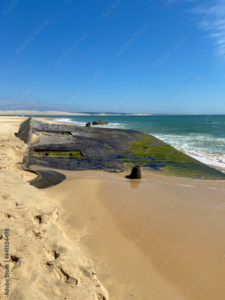 Wall mural Bunker sur une plage du Cap Ferret, Gironde