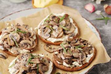 Open sandwiches with grilled mushrooms