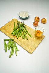 Risotto ze szparagami, składniki na risotto, zielone szparagi