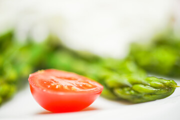 Szparagi z pomidorami, zielone warzywa - obrazy, fototapety, plakaty
