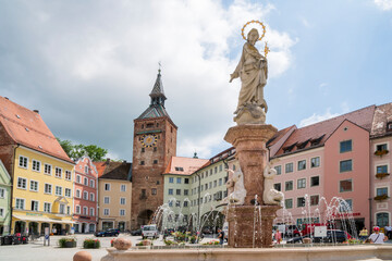 Stadt Landsberg am Lech in Bayern mit dem historischen Schmalzturm und Marienbrunnen am Hauptplatz