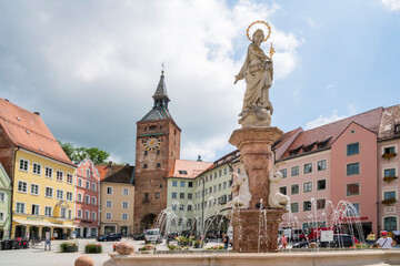 Obraz premium Stadt Landsberg am Lech in Bayern mit dem historischen Schmalzturm und Marienbrunnen am Hauptplatz
