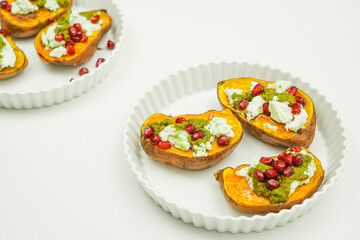 Pieczone bataty z zielonym pesto i granatem