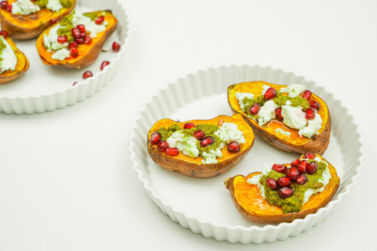 Pieczone bataty z zielonym pesto i granatem