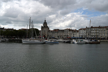 Bateaux à quai dans le vieux port et porte de la Grosse-Horloge à La Rochelle