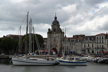 Bateaux à quai dans le vieux port et porte de la Grosse-Horloge à La Rochelle