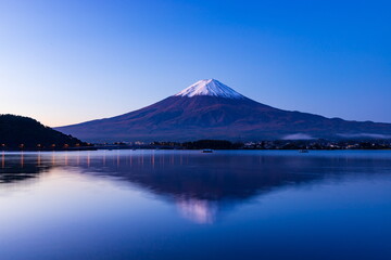 Fototapeta premium 夜明けの富士山 山梨県富士河口湖町河口湖畔にて