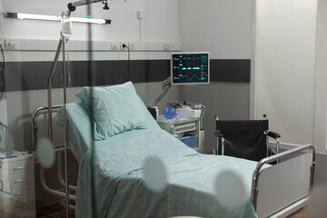 Recovery room with comfortabl bed for patients Interior of empty hospital room. Respiratory mask with resuscitator for ventilation of patient. Intravenous line for medicine. Sterile floor.