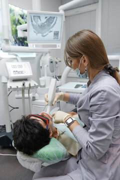 dentist, doctor performs a three-dimensional scan of the patient's teeth and oral cavity, 3d