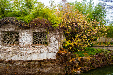old white wall with windows in the Suzhou park, good place for rest, travel, meditation