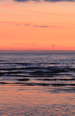 Obraz premium Evening sun over the tropical sea with waves