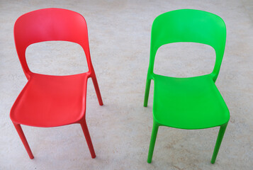 Draufsicht auf zwei bunte leere Stühle für Kinder in einem Klassenzimmer oder anderen...