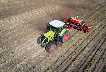 Ackerbau - Direktsaat, Traktor mit modernem Direktsaatmaschine beim Maislegen im Strip-Till ...