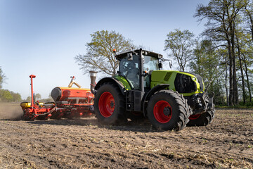 Ackerbau - Direktsaat, Traktor mit modernem Direktsaatmaschine beim Maislegen im Strip-Till ...