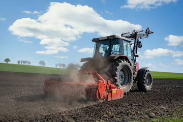 Agrarmotiv - Ackerbau  Traktor und angehängte Kreiselegge auf einem Acker. © Countrypixel