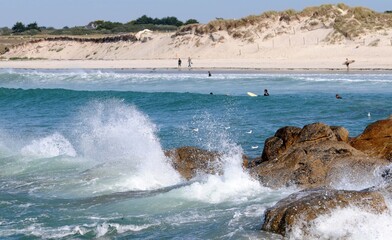 Les vagues et les surfeurs à La Torche en Finistère Cornouaille Bretagne France	